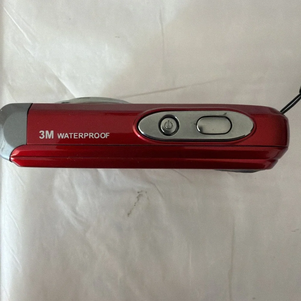 Vivitar ViviCam 8426 Red Digital Waterproof Camera 8.0MP Display / Carrying Case